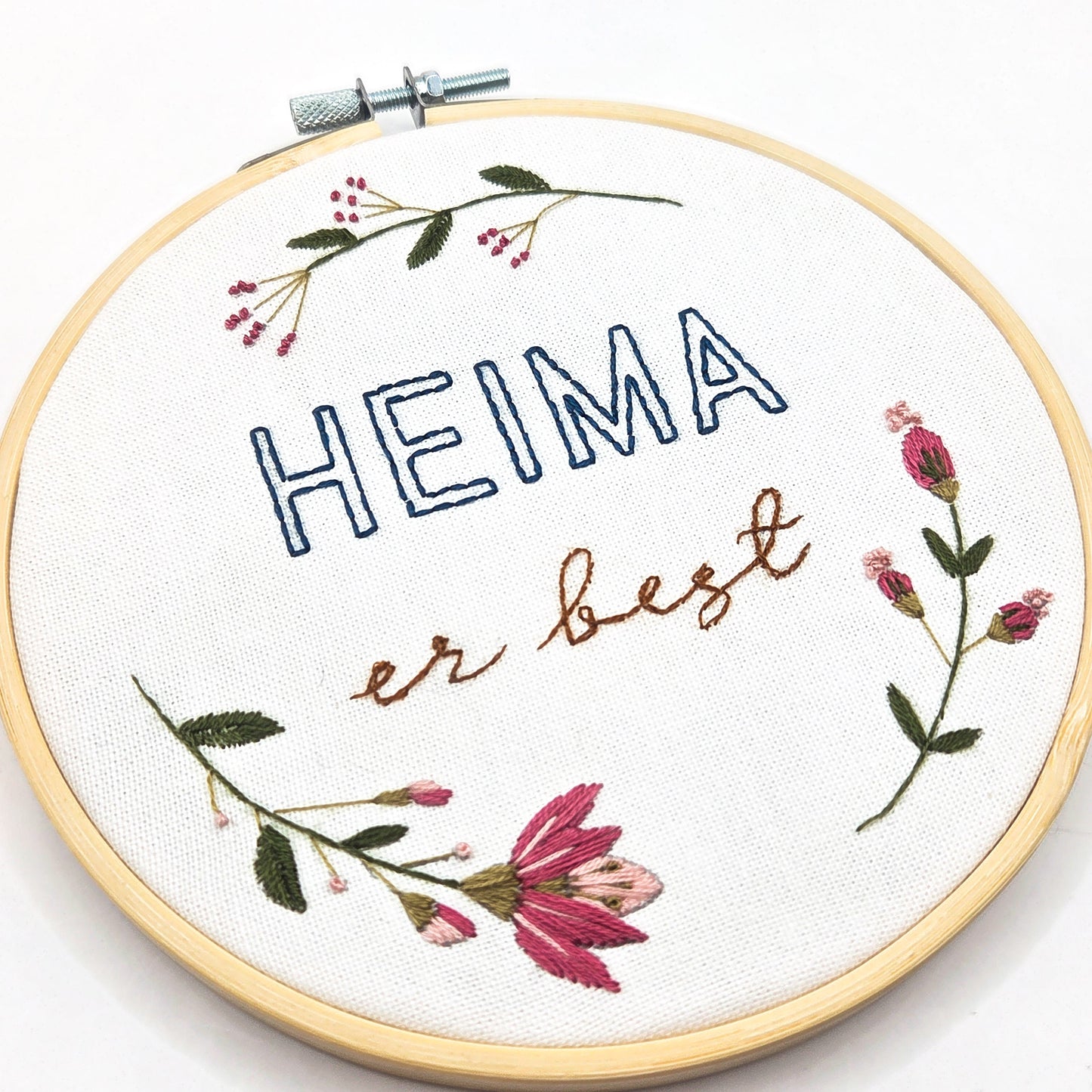Útsaumsmynd - Heima er best