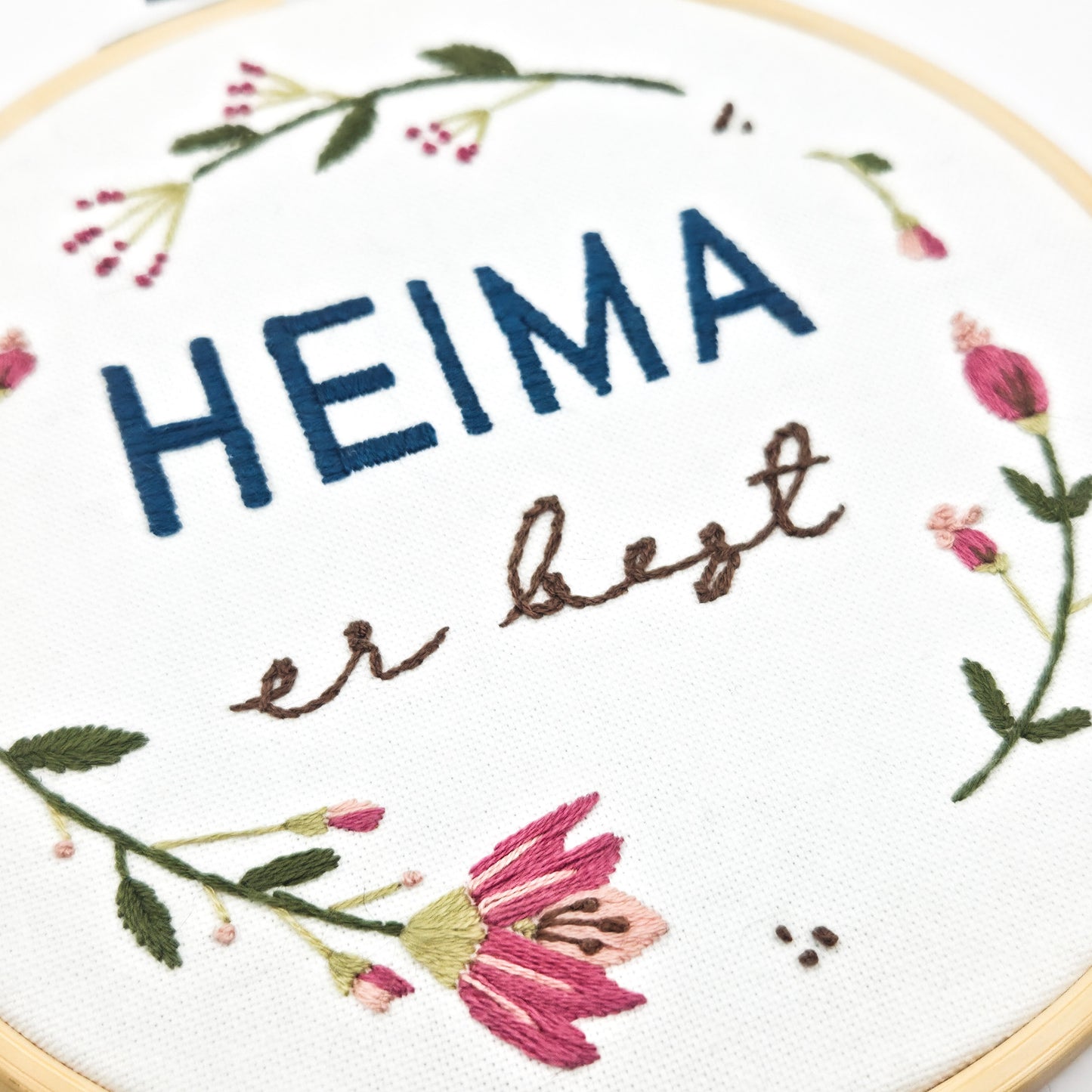 Útsaumsmynd - Heima er best